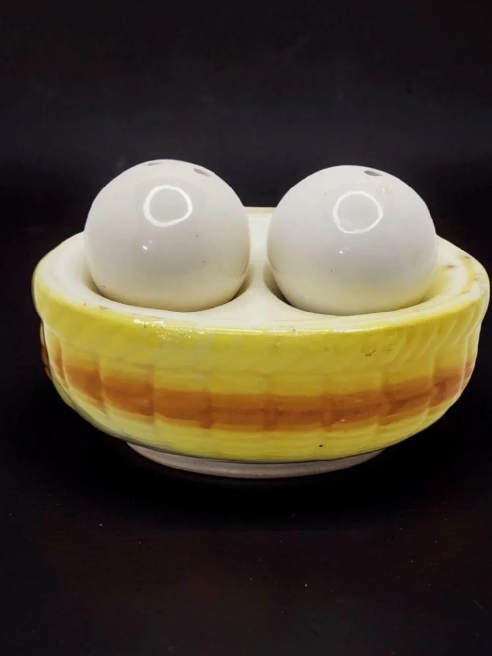 vintage 1970s nesting eggs porcelain salt & pepper shakers.